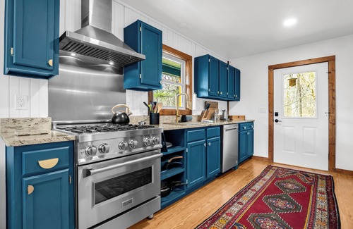 Lake Lure Cottage | Luxury 5 Kings Chimney Rock and Lake Views FirePit EVCharger PoolTable