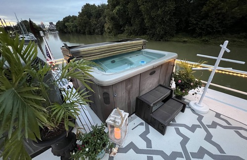 Butchertown Boat Rental | Luxury 5 stateroom 2 bath River Yacht w/hot tub -5 min from downtown Louisville!