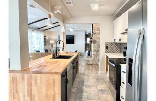 Indian Oaks House | *Luxury 5mi Domain 6Rms3 bath/Pool/HotTub/Foosball