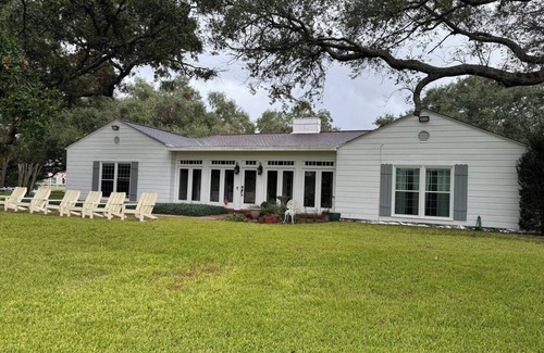 Missouri City House | Luxury 6 Bedroom Vintage Estate home sitting in 11 Acres inside Sienna