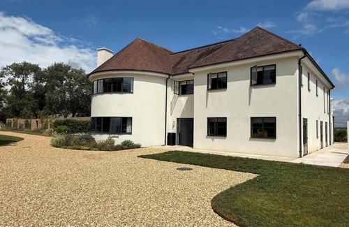 West Itchenor House | Luxury 8-Bed Retreat w/Pool, Gym & Tennis