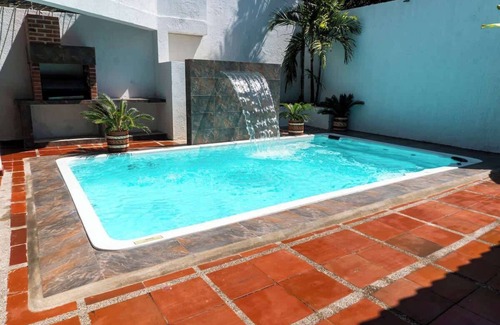 Manga House | Luxury 8 Bedroom Mansion - Minutes to Walled CIty