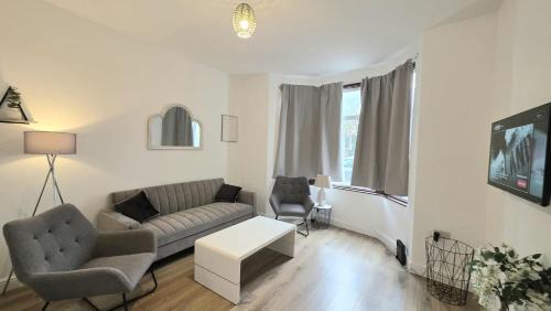 Plaistow South Apartment | Luxury 8 Rooms & Garden near Excel London
