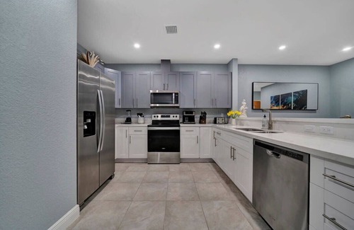 Progresso Village Villa | Luxury 8BR Duplex w/2 Pools Near Las Olas & Beach