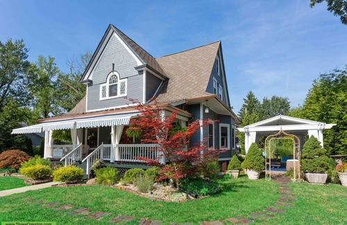 Three Oaks House | Luxury Accommodations for 14 Guests Near Journeyman Distillery and More!
