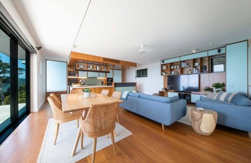 Airlie Beach House | Luxury Airlie Beach Home with Panoramic Ocean Views