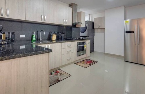 Crespo Apartment | Luxury Airport Penthouse 3 BD 2 BA with Rooftop Pool