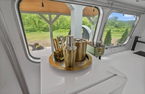 Rockbridge House | Luxury Airstream Glamping Palmera Unit 2 of 5, On-Site Hiking, Sauna
