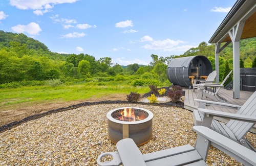 Rockbridge House | Luxury Airstream Glamping Palmera Unit 2 of 5, On-Site Hiking, Sauna