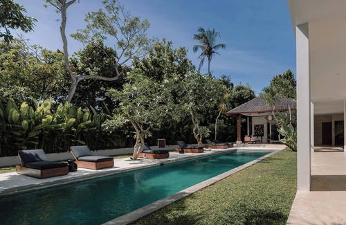 Petitenget House | Luxury Amara Pradi Chef and Staff included lvid5