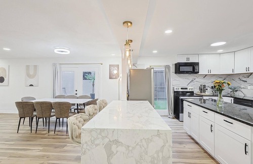 Northwest Dallas House | Luxury and Modern Home with Hot Tub
