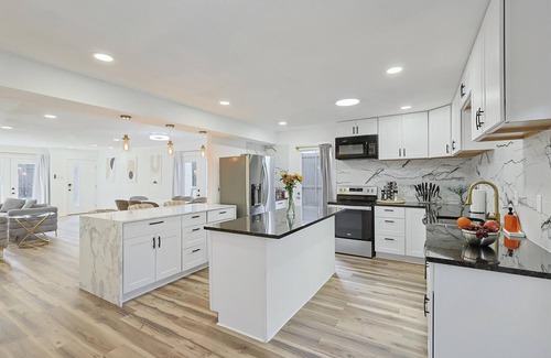 Northwest Dallas House | Luxury and Modern Home with Hot Tub