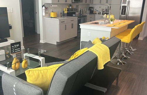 Plainfield Apartment | Luxury Apartment with Garage and Washer/Dryer