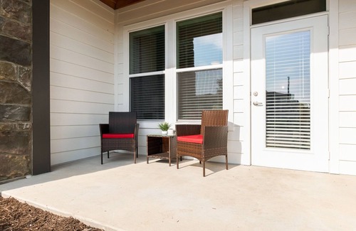 Dixie - Berryhill Apartment | Luxury Apt | Work from here | King Bed | Fast WiFi |6mi to CLT✈️