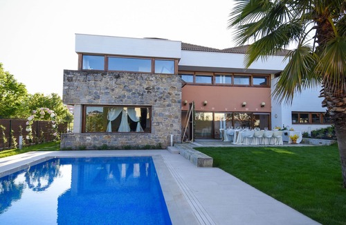 Zizur Mayor Villa | Luxury, art, design, light and comfort
