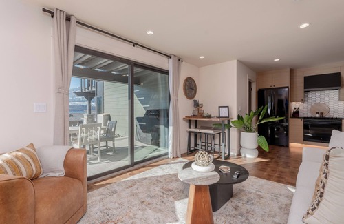 Wapato Point Condo | Luxury at the Lake- Yacinde F5