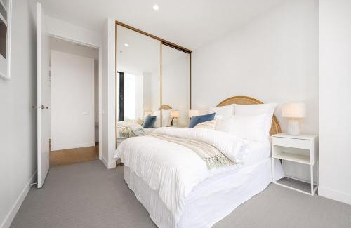 Port Melbourne Apartment | Luxury Bay View Apartment