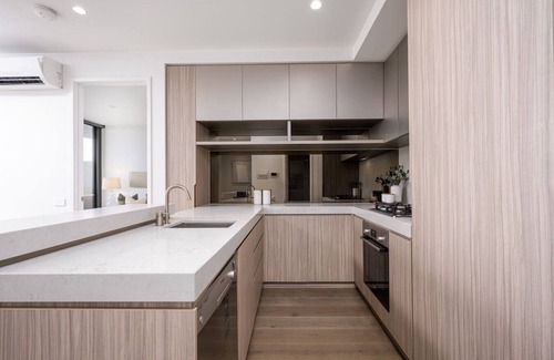 Port Melbourne Apartment | Luxury Bay View Apartment