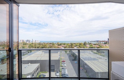Port Melbourne Apartment | Luxury Bay View Apartment
