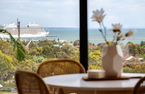 Port Melbourne Apartment | Luxury Bay View Apartment