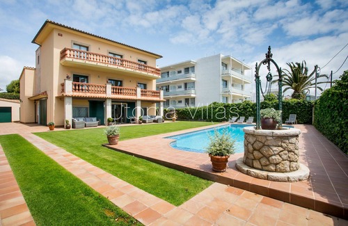 Passeig Maritim Villa | Luxury beach front villa for 14 people in Sitges, Barcelona