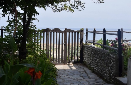 Zagora-Mouresi Apartment | Luxury Beach House on the Sandy Beaches of C