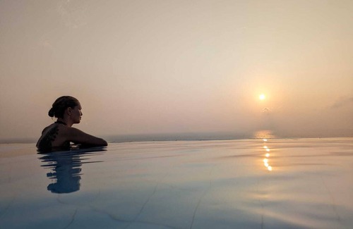 Hendala Condo | Luxury beachfront condo with infinity pool near Colombo