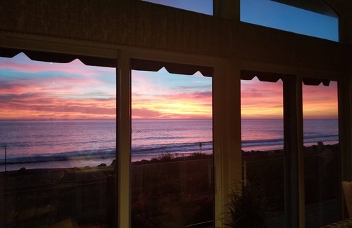 San Clemente House | Luxury Beachfront Single Story, Spa, Deck, Walk to Pier & Surf