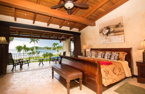 Playa Flamingo House | Luxury beachfront unit in Flamingo right in front of the waves