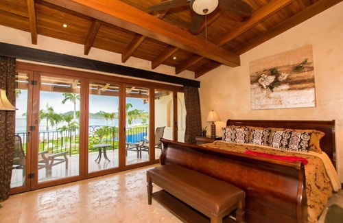 Playa Flamingo House | Luxury beachfront unit in Flamingo right in front of the waves