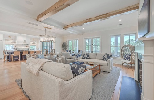 Seabrook Island House | Luxury Beachhome Infinity Pool Chefs Kitchen Elevator