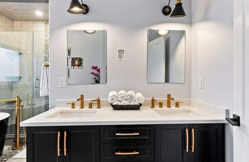 Leamington House | Luxury bed & bath with jetted tub and bidet system