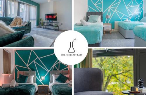The Westside Apartment | Luxury Birmingham City Centre Townhouse with BALCONY- Sleeps 10 - FREE Parking - Perfect for Contractors, Business Travellers, Families and other Groups - Near Bullring, Newstreet, Selfridges, NEC, NIA & Birmingham airport