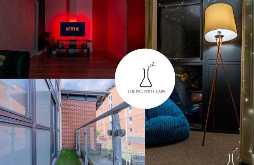 The Westside Apartment | Luxury Birmingham City Centre Townhouse with BALCONY- Sleeps 10 - FREE Parking - Perfect for Contractors, Business Travellers, Families and other Groups - Near Bullring, Newstreet, Selfridges, NEC, NIA & Birmingham airport