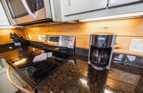 Blairsville Cabin | Luxury Blue Ridge Cabin - Panoramic Views, Fall Foliage, Relaxing Hot Tub