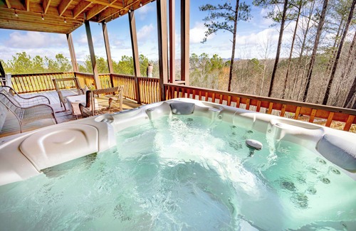 Blairsville Cabin | Luxury Blue Ridge Cabin - Panoramic Views, Fall Foliage, Relaxing Hot Tub