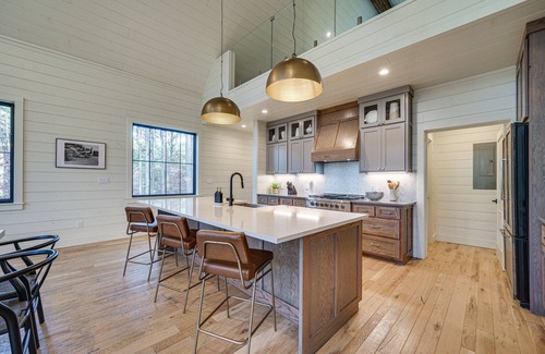 Broken Bow Cabin | Luxury Broken Bow Cabin w/Hot Tub on 3 Acres!