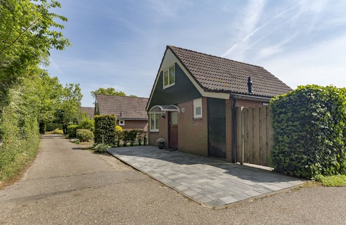 Ouddorp House | Luxury bungalow suitable for 6 people. 1 km away from the beach/center.