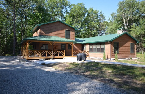 Mayfield House | Luxury Cabin Near Boardman River and Brown Bridge Quiet Area!