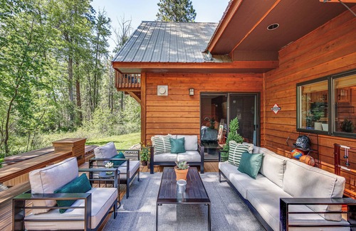 Naches Cabin | Luxury Cabin on Naches River, Near Mount Rainier!