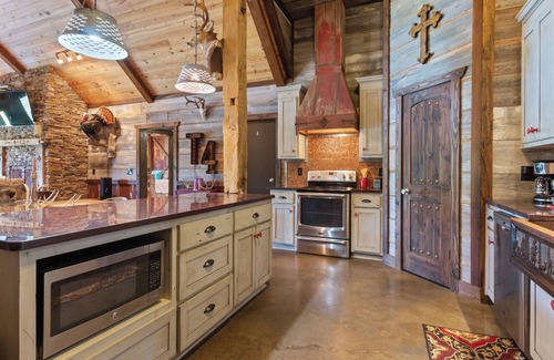 Clinton Cabin | Luxury Cabin on private estate only minutes from Tuscaloosa!