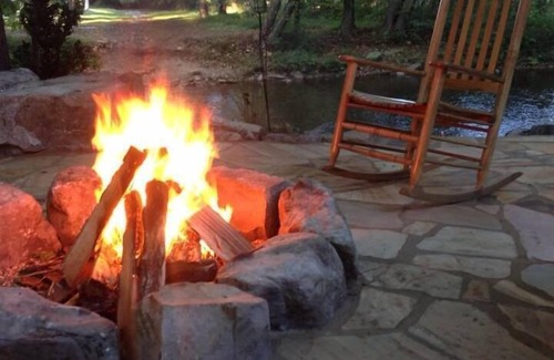 Helen Cabin | Luxury Cabin On The Chattahoochee River - Short Walk To Downtown Helen