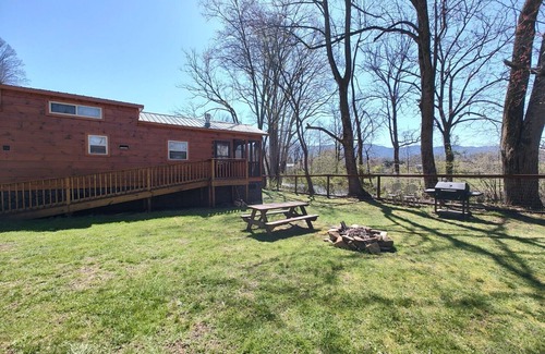 Andrews Cabin | Luxury Cabin on the River Surrounded by Stunning Mountain Views!