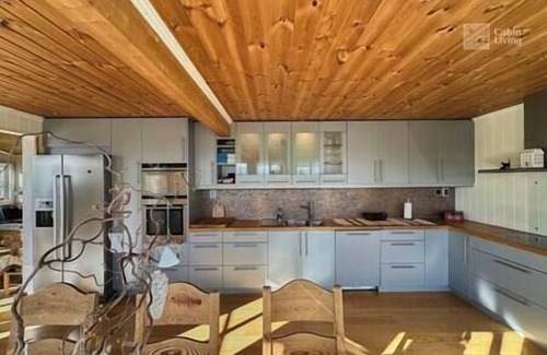 Ringsaker Cabin | Luxury cabin Sjusjøen with hot tub, ski in/out, fireplace & WiFi