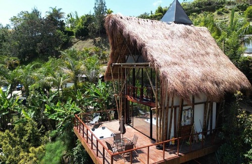El Penol Cabin | Luxury cabin with hot tub facing the lake