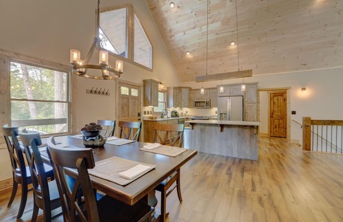 Ellijay Cabin | Luxury Cabin with Hot Tub in Gated Community