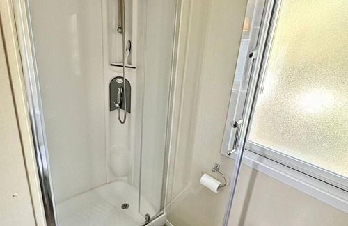 Ringwood Cabin | Luxury Caravan on Family Park near Bournemouth