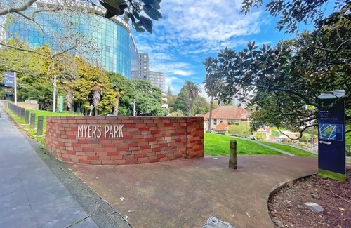 Newton Apartment | Luxury Central Parkside Living vs Aircon Pool Gym