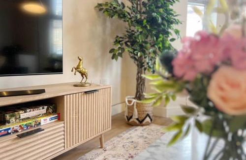 Windsor City Centre Apartment | Luxury Central Windsor 5 Bed Home, Parking, Private Garden - Windsor Castle View, Legoland, Ascot, Heathrow Airport