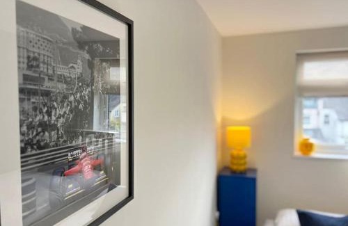 Windsor City Centre Apartment | Luxury Central Windsor 5 Bed Home, Parking, Private Garden - Windsor Castle View, Legoland, Ascot, Heathrow Airport